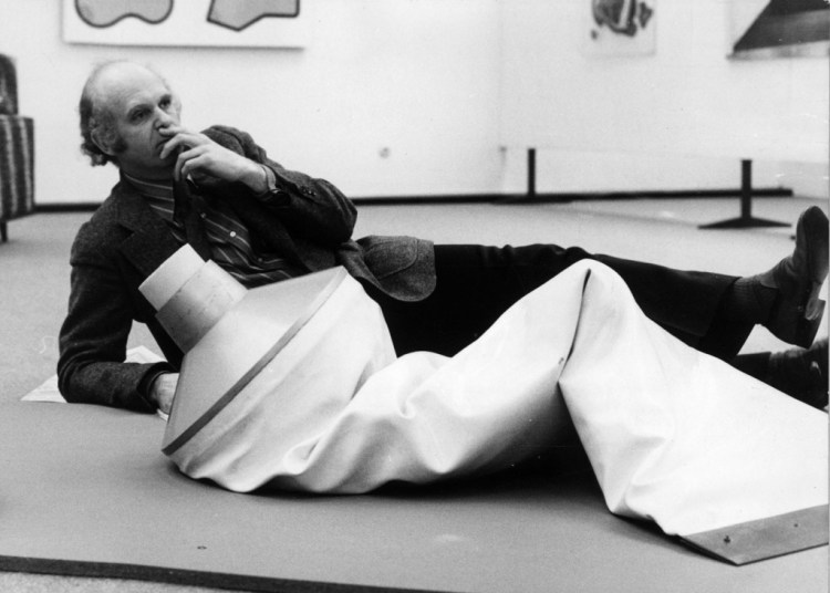 Claes Oldenburg, accanto a una sua scultura